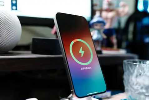 端州苹果15换屏服务分享用什么充电器给iPhone15充电更好 